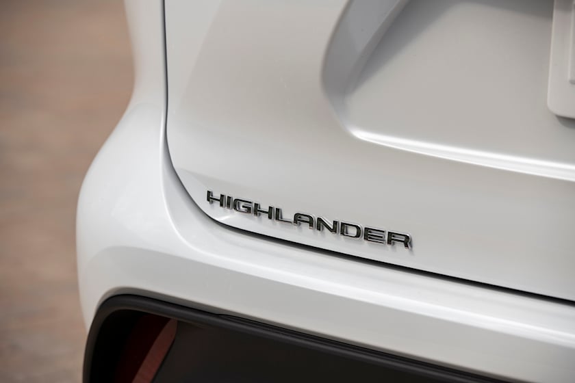2022-toyota-highlander-emblem-carbuzz-1050472