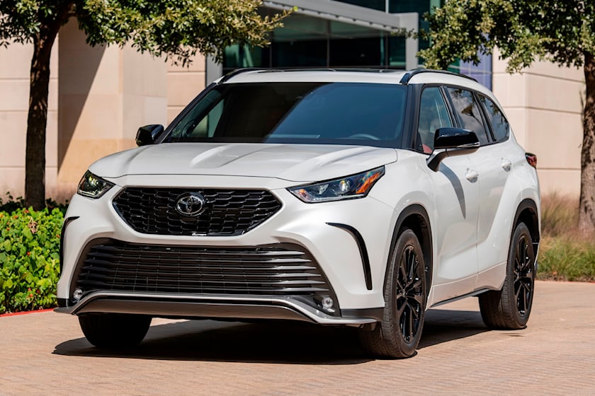 2022-toyota-highlander-front-angle-view-carbuzz-1050469