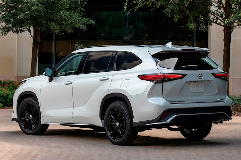 2022-toyota-highlander-rear-angle-view-carbuzz-1051123
