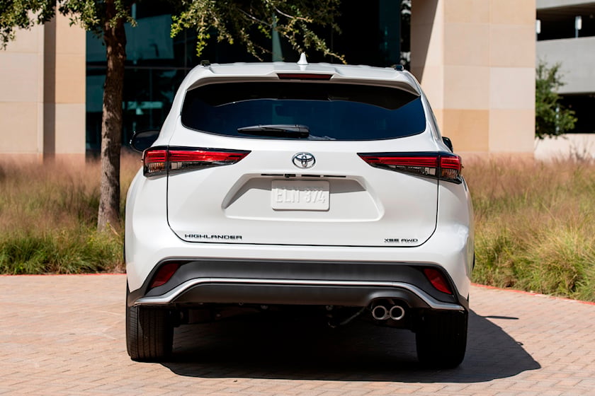 2022-toyota-highlander-rear-view-carbuzz-1050468