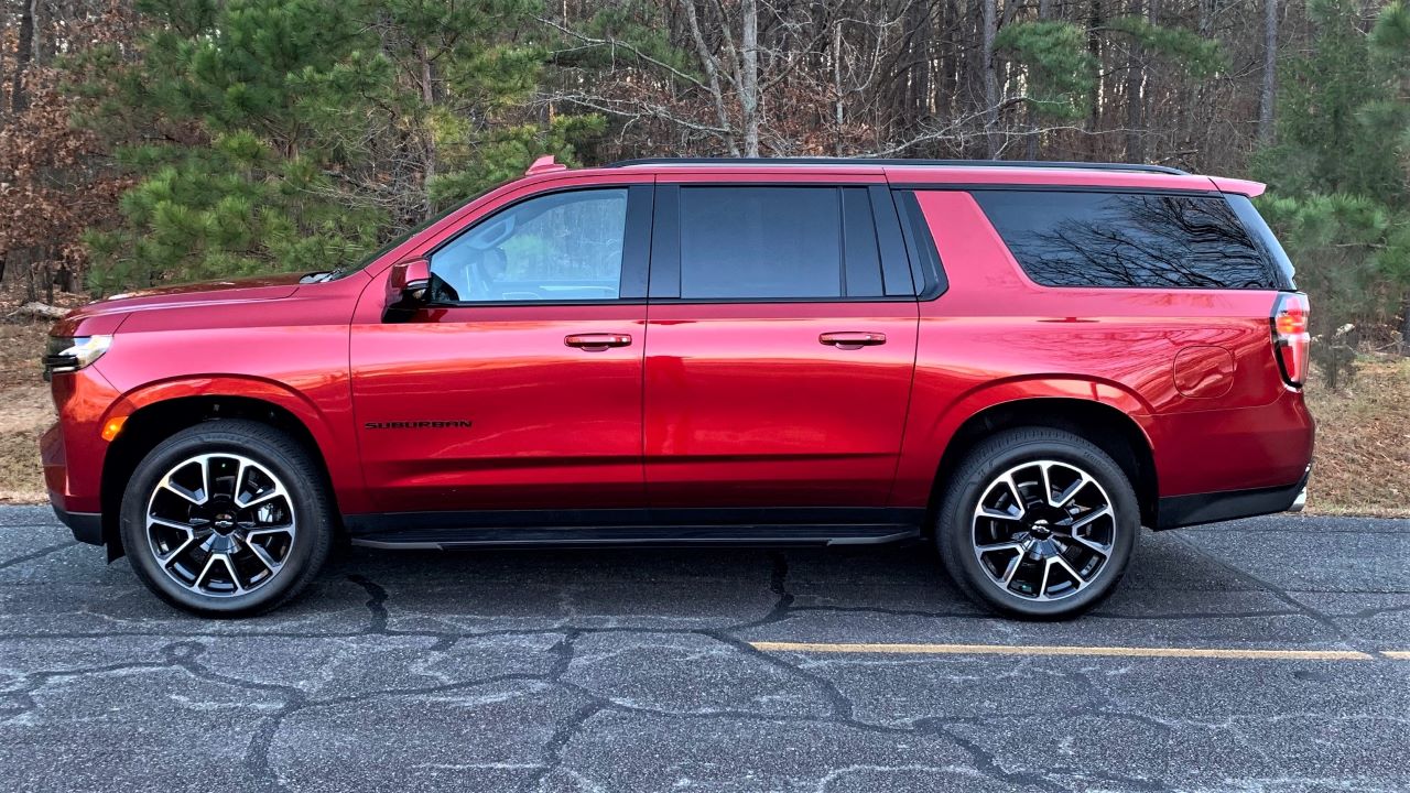 chevrolet-suburban2022_left