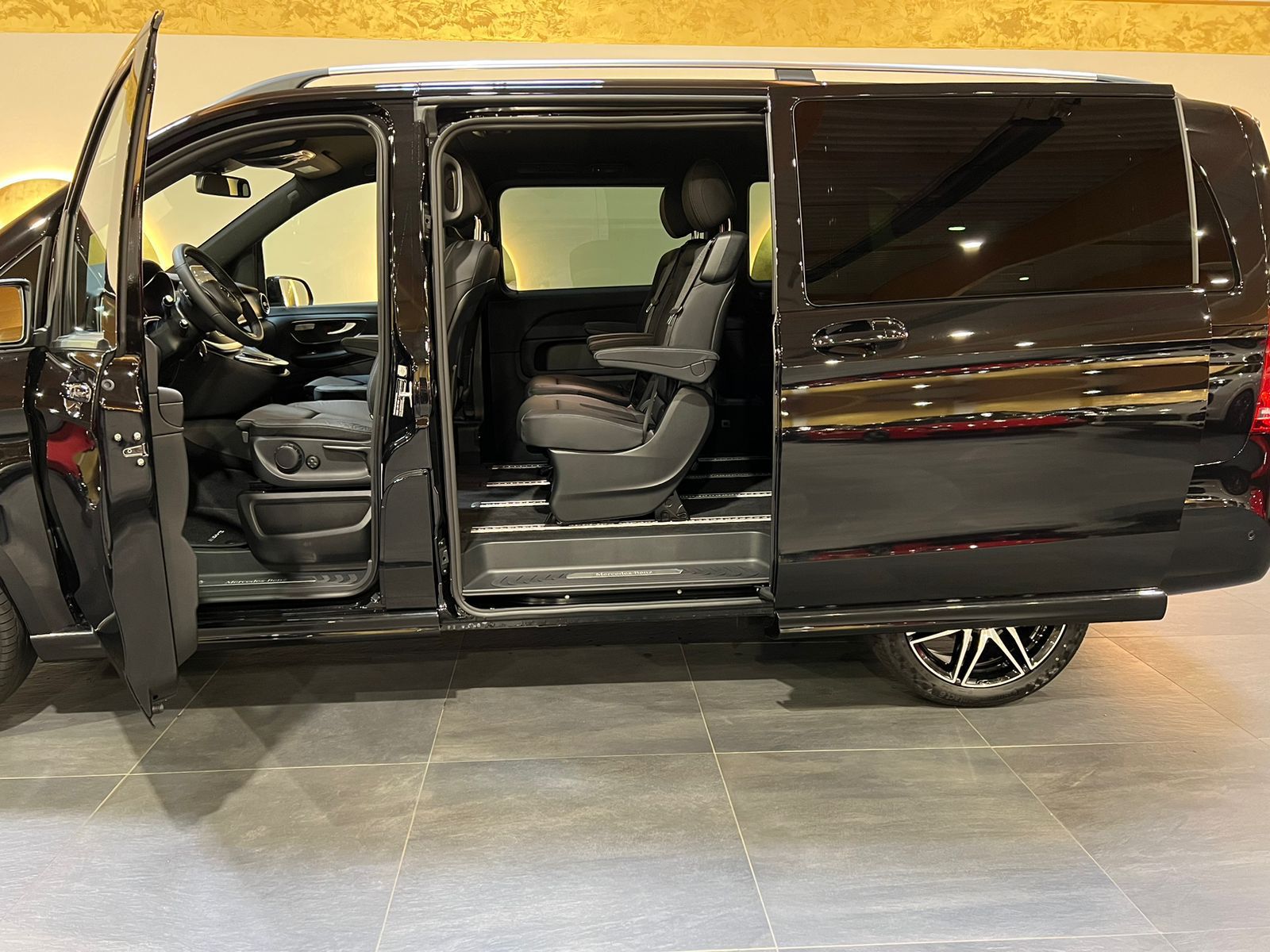 Mercedes V300d 4Matic_left_salon