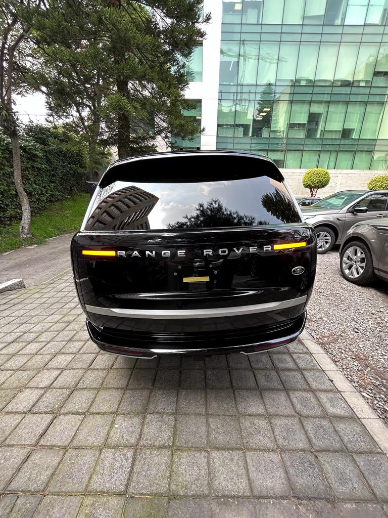 range_rover_2023_back_long