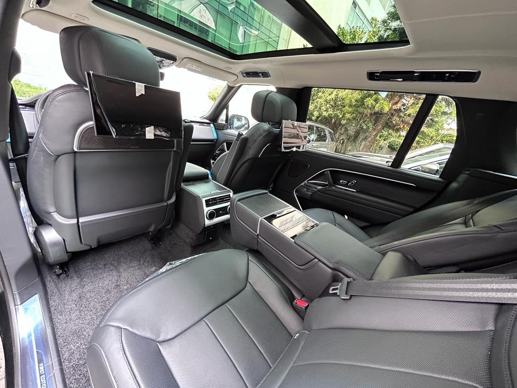 range_rover_2023_front_salon_range
