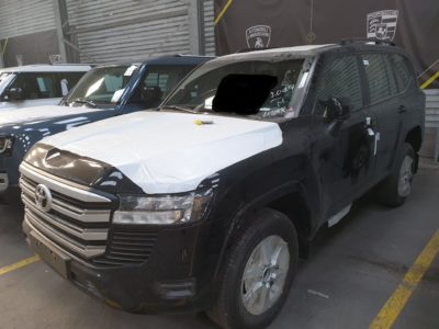 Toyota Land Cruiser 300 2022_front_left