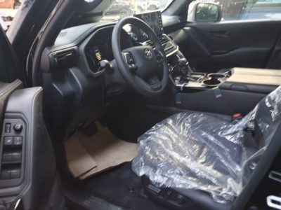 Toyota Land Cruiser 300 2022_salon_black